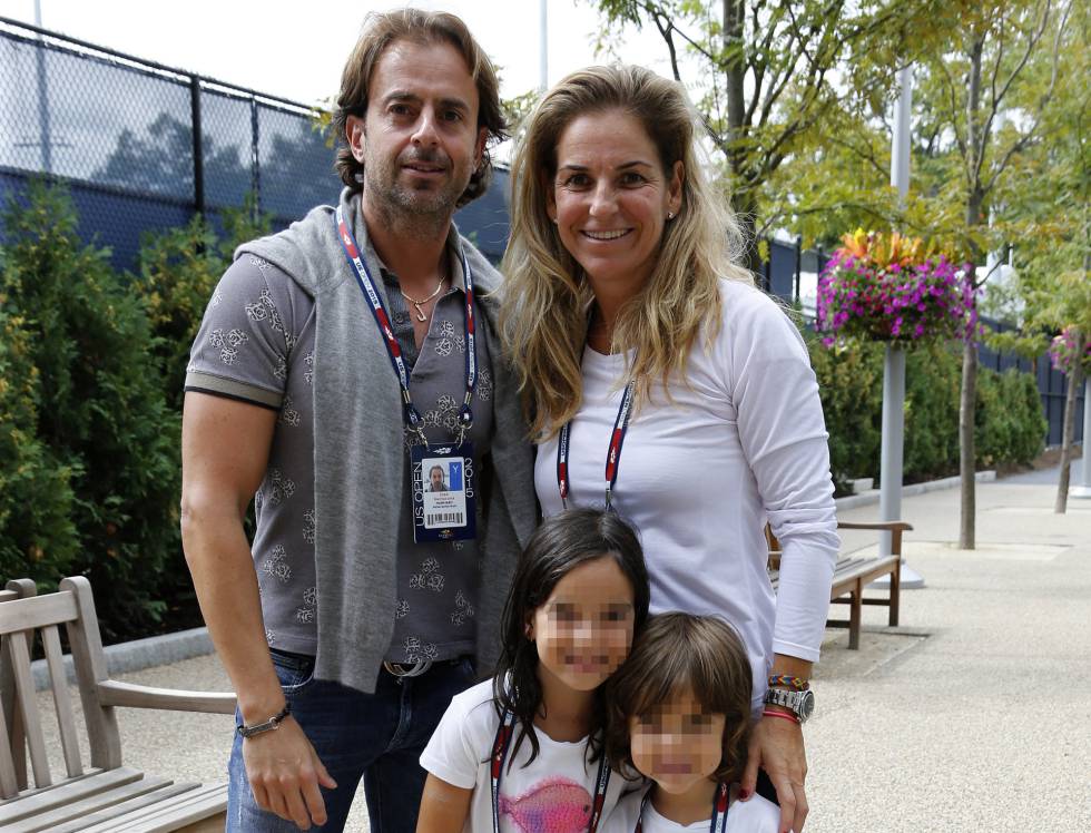 Arantxa Sanchez Vicario y su marido Jose Santacana junto a sus hijos en el Open de Estados Unidos en 2015.