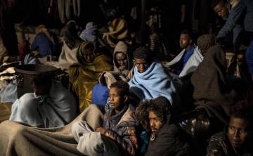 Refugiados y migrantes recién rescatados de un bote a la deriva en el Mediterráneo por la ONG española Proactiva Open Arms el 18 de febreo de 2018.