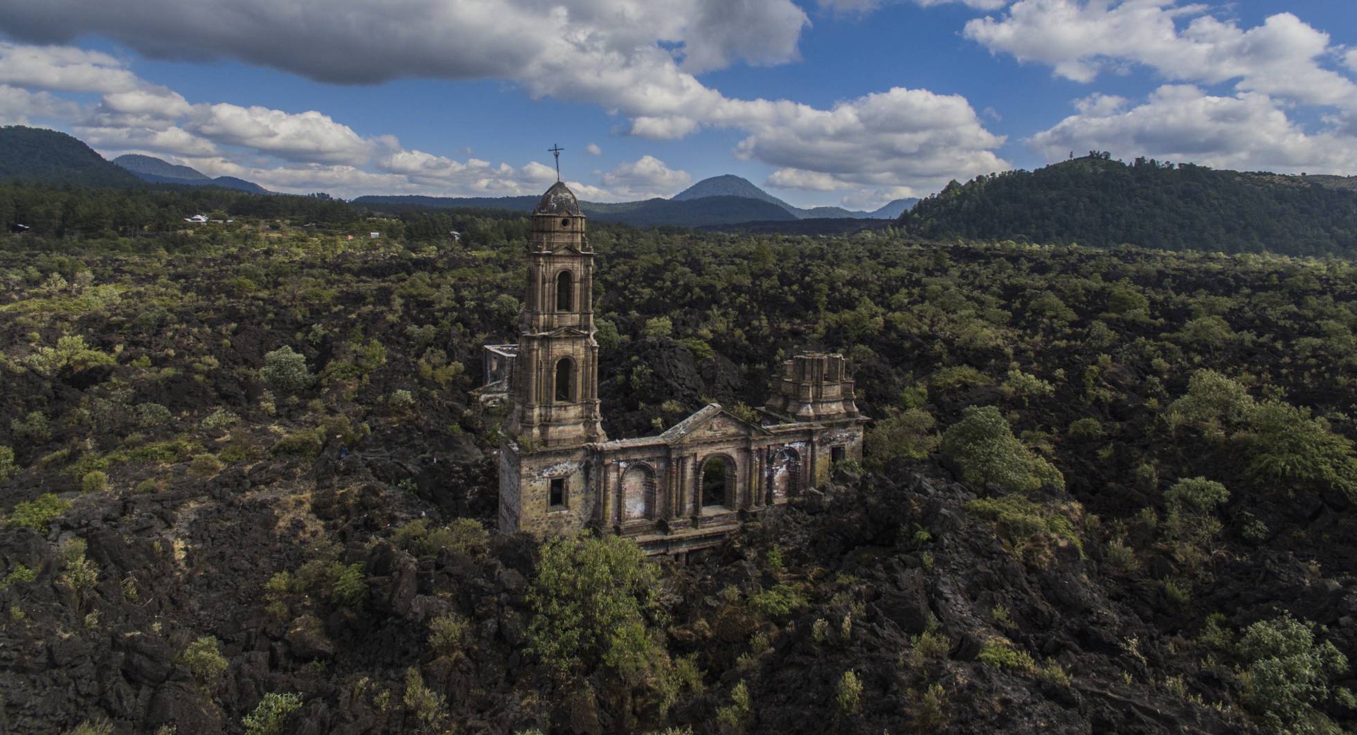 vista aérea de la iglesia de San Juan Parangaricutiro