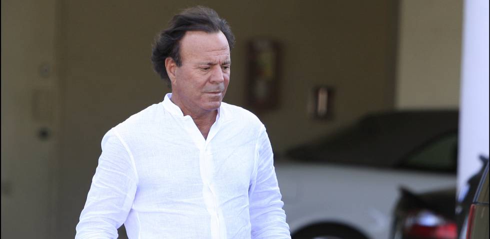 Julio Iglesias paseando por Miami.