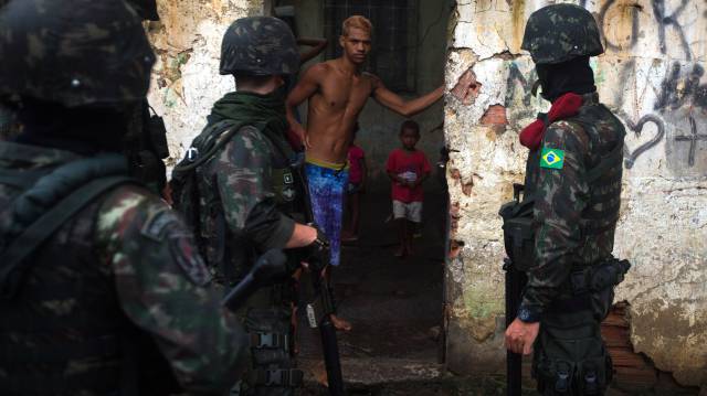 Favela Vila Kennedy, abordada por militares.