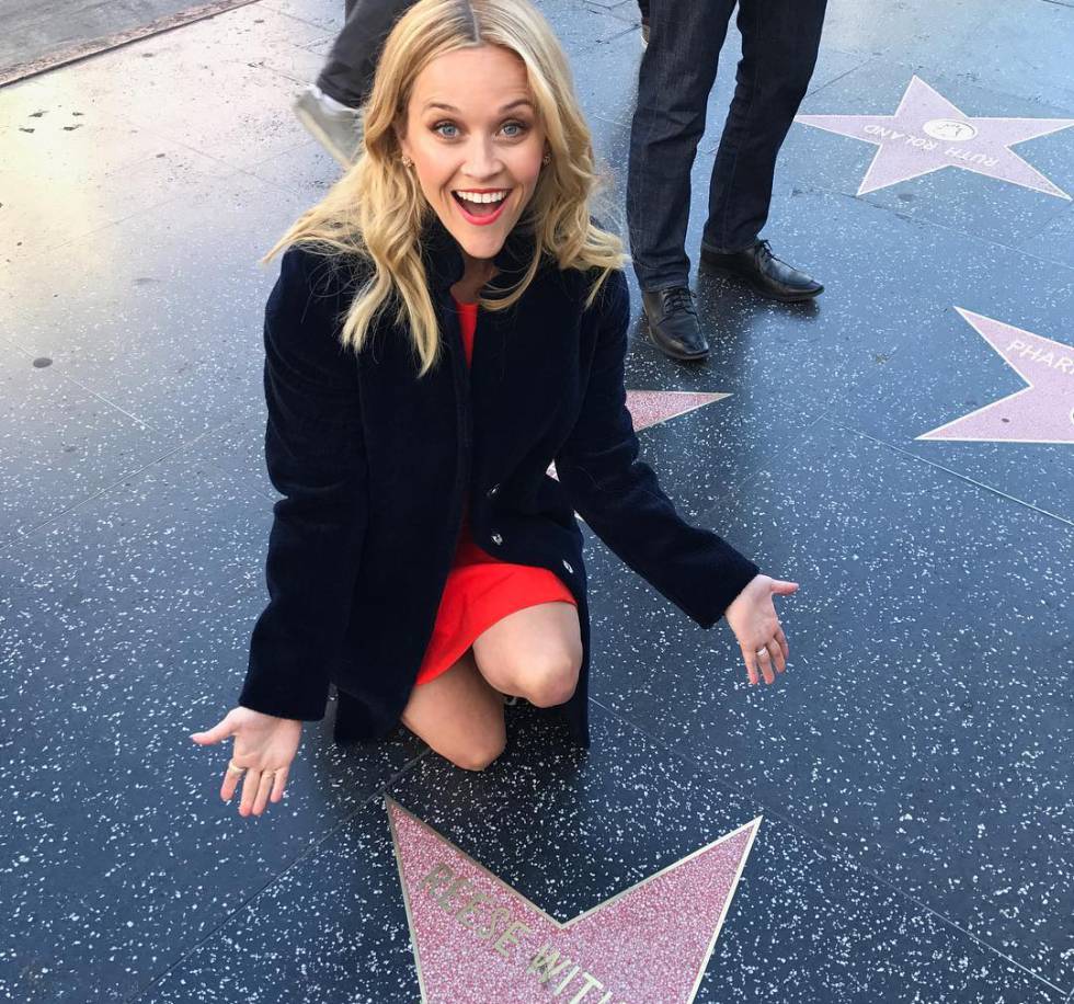 Resultado de imagen para Reese Witherspoon limpió su propia estrella en el Paseo de la Fama