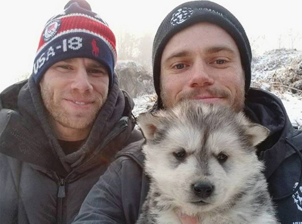 El atleta olímpico Gus Kenworthy con su novio Matt Wilkas y el can 'Beemo' tras ser rescatado de la granja de carne de perro en Corea del Sur.