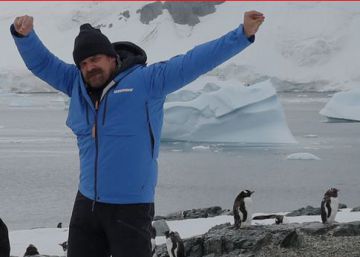 El poli de ‘Stranger Things’ danza con pingüinos