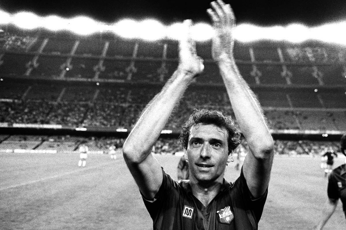 Quini se despide del público del Camp Nou tras un partido homenaje en su honor.