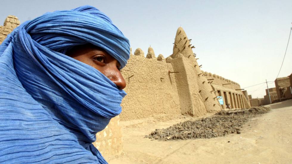 Un tuareg junto a la mezquita Djingayreber de Tombuctú, en Malí.