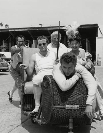 Marlon Brando e James Dean (apoiado), que esteve de visita nas filmagens do filme 'Désireé, o grande amor de Napoleão', em 1954. Algumas fontes asseguram que os dois tiveram uma relação.