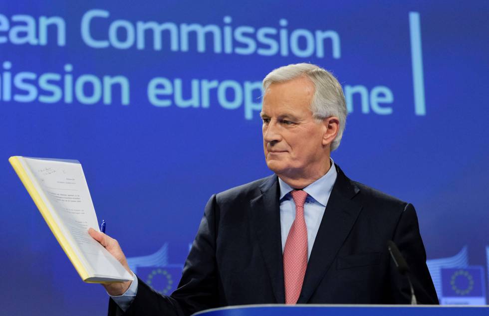 Michel Barnier, ayer en Bruselas, pidiendo que se aceleren las negociaciones del Brexit. 