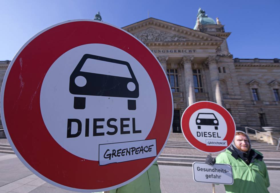 Varios activistas frente al tribunal que ha permitido prohibir el diésel en ciudades de Alemania.