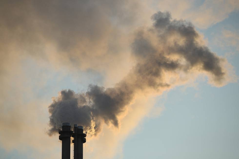 Emisión de gases desde la chimenea de una planta de energía y calefacción que quema gas natural en Berlín (Alemania).