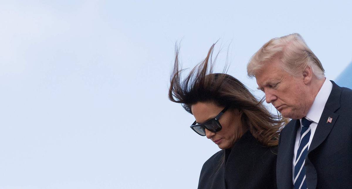 Trump, acompañado de su esposa Melania, desciende del Air Force One en West Palm (Florida).