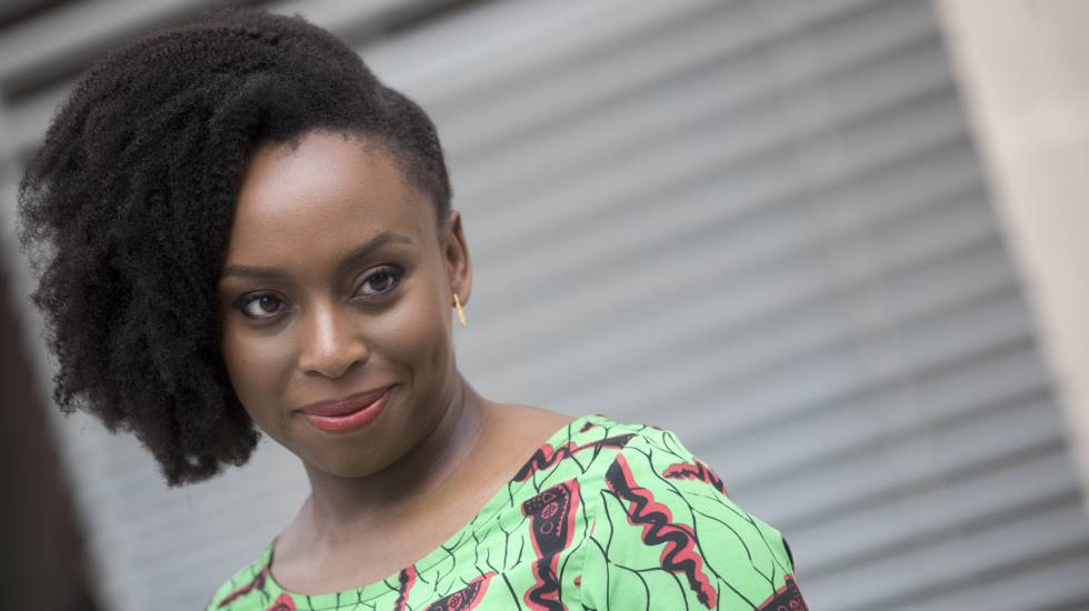 La escritora nigeriana Chimamanda Ngozi Adichie es autora del libro 'Todos deberíamos ser feministas'.