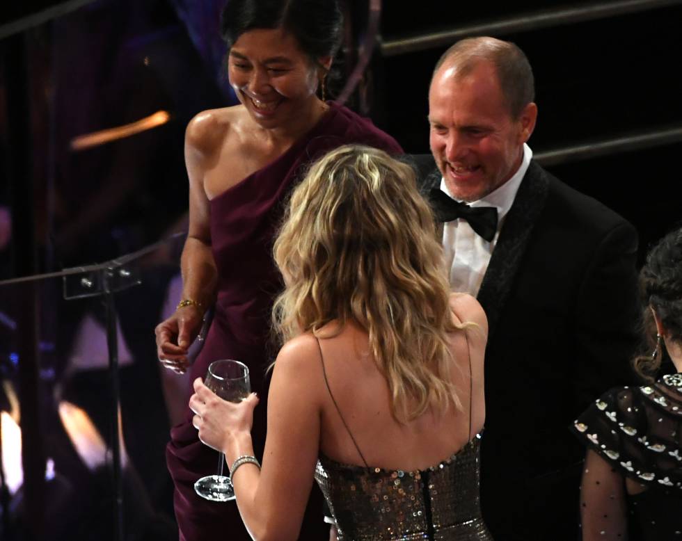 Woody Harrelson también recibe a la actriz con una sincera sonrisa.