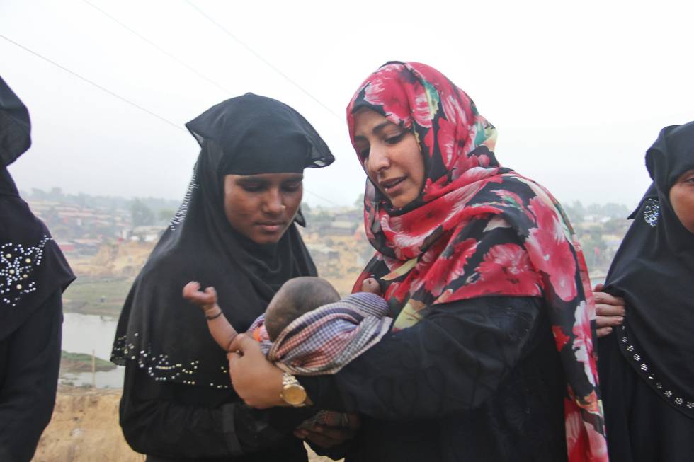 La Nobel de la Paz yemení Tawakkol Karman sostiene a un bebé rohingya en un campo de Bangladés.