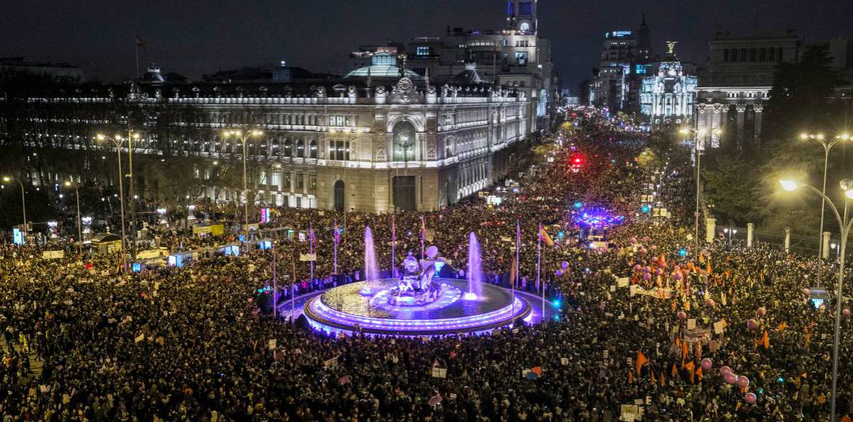 La manifestación de Madrid por el 8 de Marzo, a su paso por la Plaza de Cibeles.