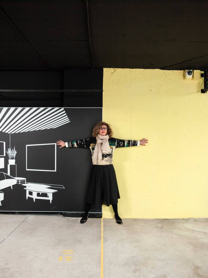 La arquitecta Teresa Sapey en el aparcamiento diseñado por ella.