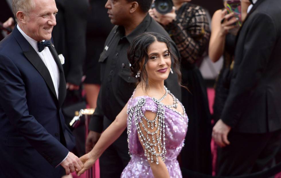 Salma Hayek, con su marido, llegando a la 90º gala de los Oscar.