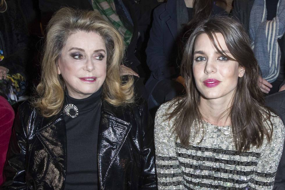 Catherine Deneuve y Carlota Casiraghi en un desfile de Saint Laurent.