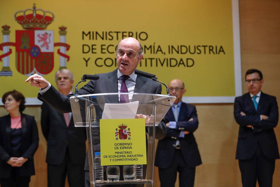 El ex ministro de Economía Luis de Guindos durante su intervención en el acto en el que le traspasa la cartera del departamento al nuevo ministro, Ramón Escolano. rn rn 