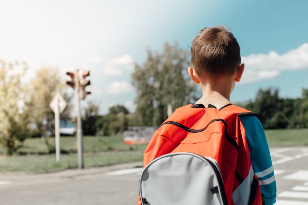 Un niño, a su regreso del colegio. 