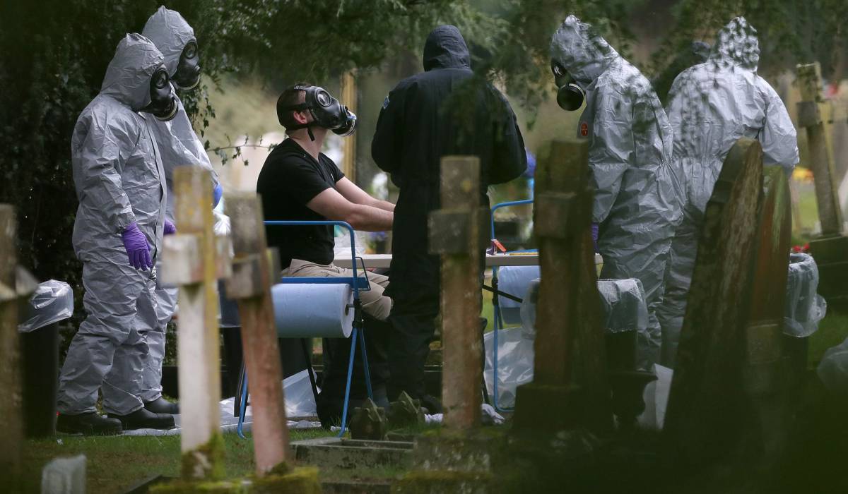 La policía examina un cementerio en Salisbury.