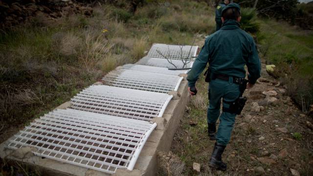 Un guardia civil, en el dispositivo de búsqueda.