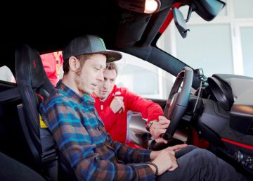 Valentino Rossi se lo pasa en grande con el Ferrari 488 Pista