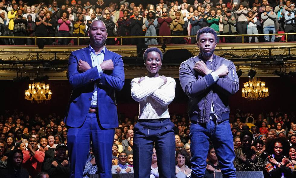 El escritor Ta-Nehisi Coates y los actores de 'Black Panther' en el teatro Apollo de Nueva York.