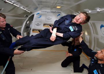 Stephen Hawking, experimenta la ingravidez en 2007.