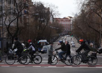El carril bici que algunos vecinos quieren devolver a los coches