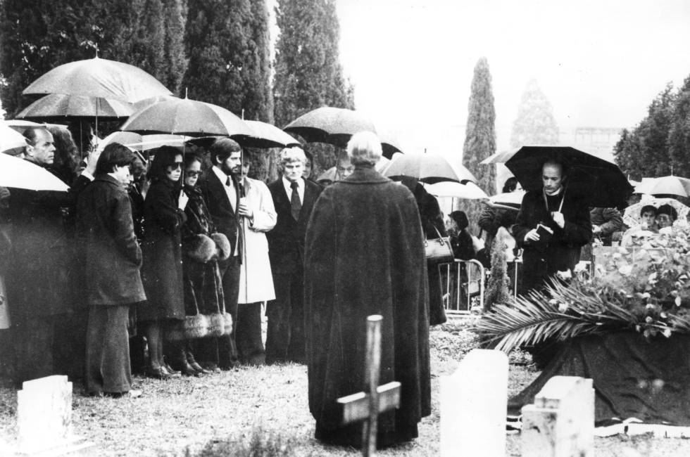 La familia de Chaplin durante el pequeÃ±o funeral privado que organizaron en 1977. Su viuda, Oona, estÃ¡ a la izquierda, con gafas negras y las manos agarradas. Fue en el cementerio Corsier-sur-Vevey, en Suiza. Dos meses despuÃ©s fue robado el cuerpo.