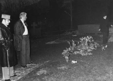 Imagem do túmulo de Charles Chaplin (no cemitério de Corsier-sur-Vevey, Suíça), profanado em 1978