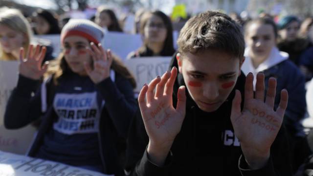 Jóvenes se manifiestan frente a la Casa Blanca.