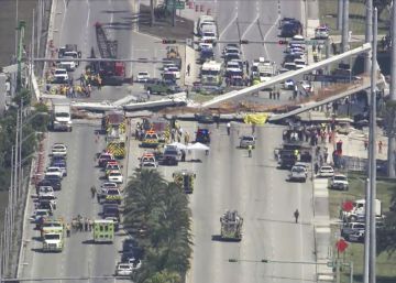 Varios muertos al derrumbarse un puente peatonal en Miami, en imágenes