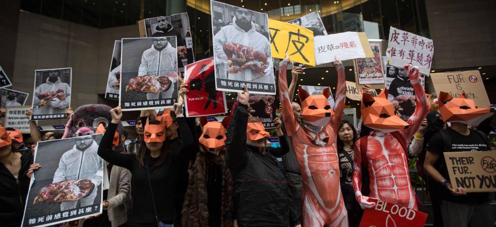 Un grupo de manifestantes protesta contra el uso de pieles durante la feria internacional de la moda de Hong Kong.