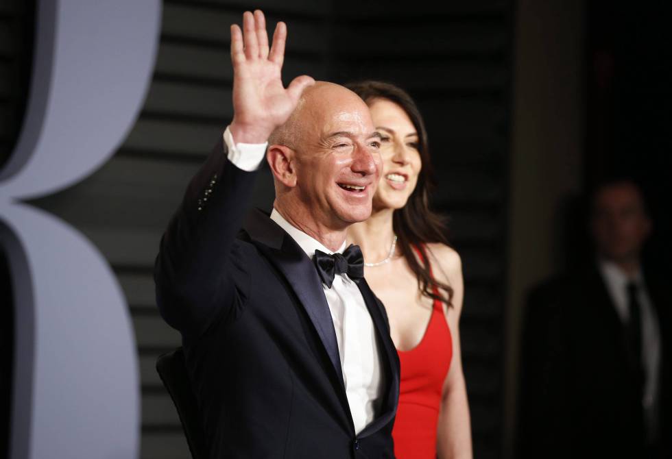 Jeff y MacKenzie Bezos en la fiesta de los Oscar organizada por la revista 'Vanity Fair', el pasado día 4 de marzo.