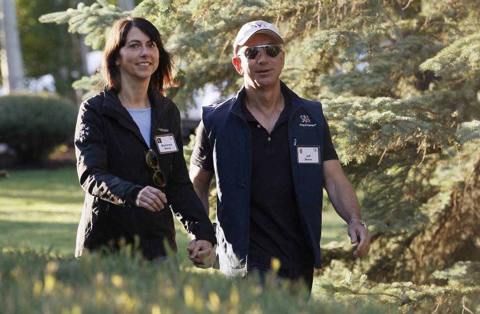 El propietario de Amazon Jeff Bezos y su mujer llegando a una conferencia en Idaho.