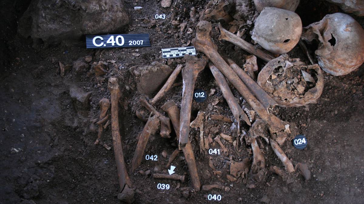 Restos en la cueva de la los Cuarenta (Córdoba).