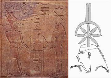 Hatshepsut e Seshat, e uma imagem da deusa com seu sinal hieroglífico na cabeça.