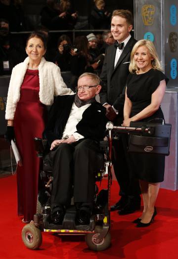 Stephen Hawking junto a su hija Lucy Hawking (derecha) su mujer Jane Hawking (izquierda) en los premios BAFTA de 2015.