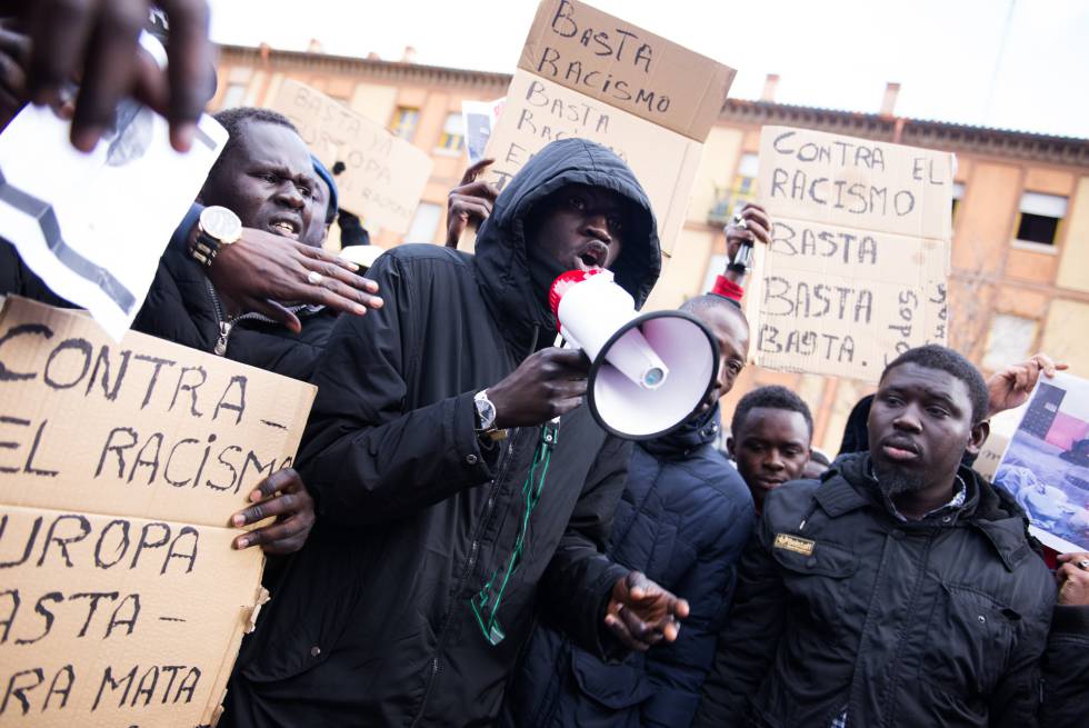 Protesta en Lavapiés, el pasado sábado, por la muerte del mantero senegalés Mame Mbaye.