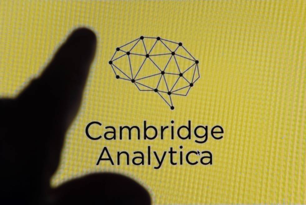 Un usuario señala el logo de Cambridge Analytica. 