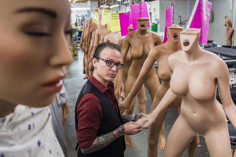 Matt McMullen, fundador de RealDoll junto a las muñecas en su taller.rn rn rn 