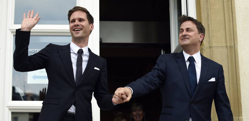 El primer ministro de Luxemburgo Xavier Bettel (derecha) agarra la mano de su marido el arquitecto Gauthier Destenay.