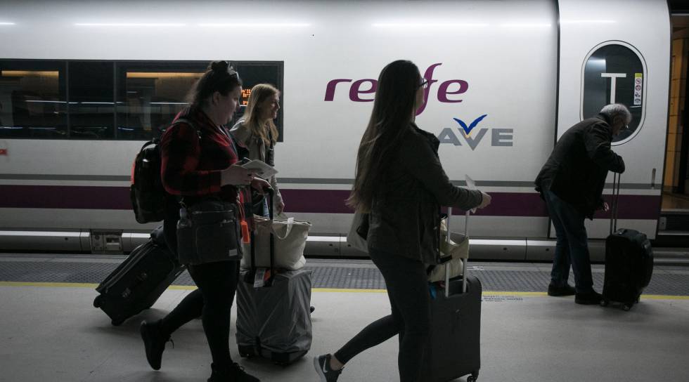 Usuarios del AVE suben a un vagón del tren en la estación de Sants, Barcelona.