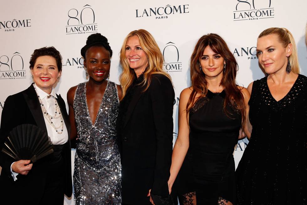 Isabella Rossellini, Lupita Nyongo, Julia Roberts, PenÃ©lope Cruz y Kate Winslet, embajadoras de la marca LancÃ´me, en 2015.  