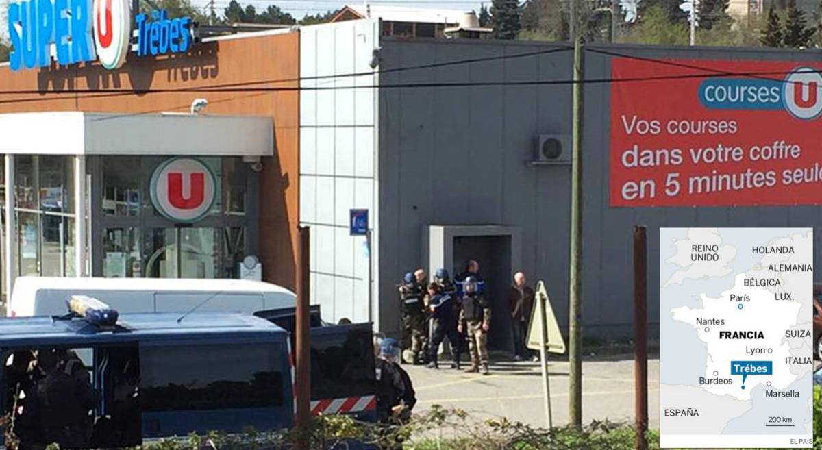 La policÃa en el exterior del supermercado.