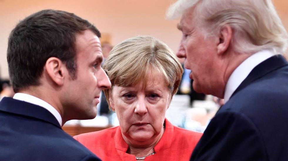 La canciller alemana, Angela Merkel, junto al presidente francés, Emmanuel Macron (i) y al presidente de EE UU, Donald Trump (d), durante el G20 de Hamburgo, el pasado julio.