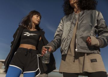 Estos veinteañeros embotellan agua de mar contra la resaca