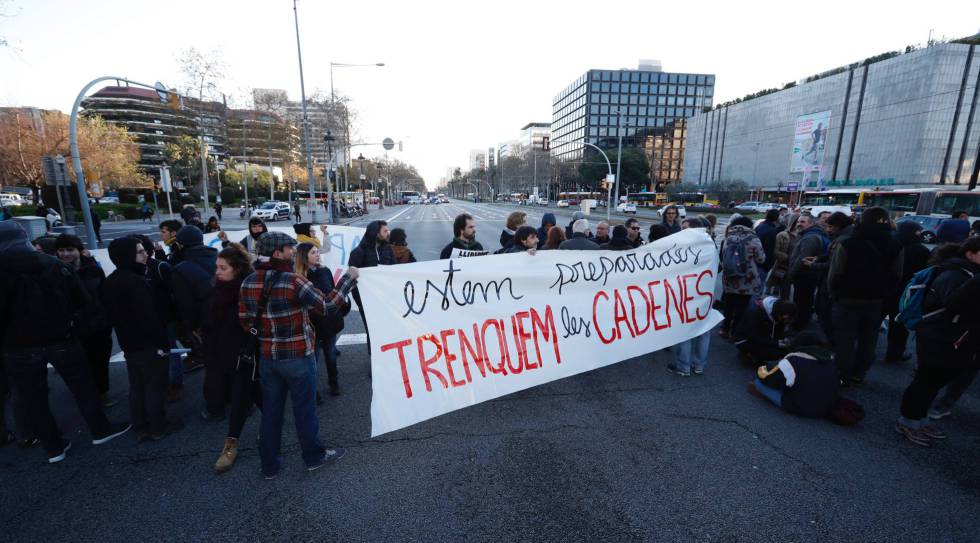 Οι διαδηλωτές διέκοψαν τη λεωφόρο Diagonal Avenue στη Βαρκελώνη για περίπου μία ώρα.